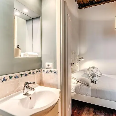 Apartment Vicolo Leopardo Trastevere Rome